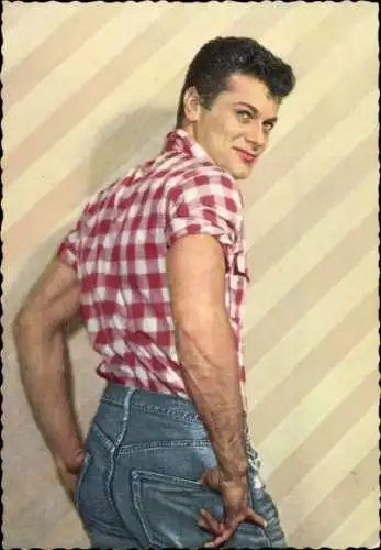 Ak Schauspieler Tony Curtis, Portrait, karierten Hemd, Jeans, Schulterblick, Universal Film