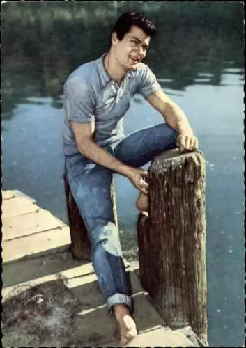 Ak Schauspieler Tony Curtis, Portrait, Jeans, Steg am Wasser