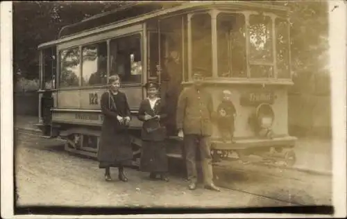 Foto Ak Straßenbahn in Richtung Friedhof, Wagen 122, Schaffnerinnen, Soldat in Uniform, Kind