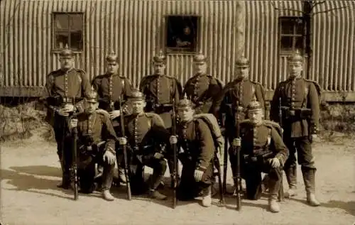 Foto Ak Deutsche Soldaten in Uniformen, Gewehr, Kaiserzeit