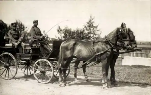 Foto Ak Deutsche Soldaten in Uniformen auf einer Kutsche