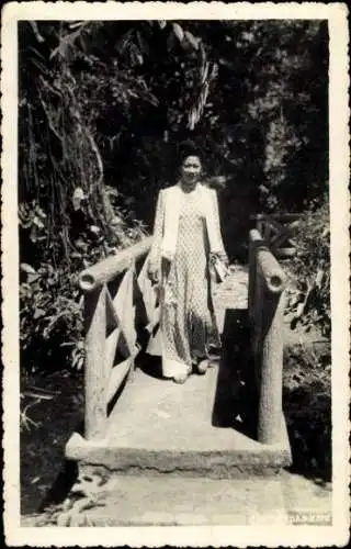 Foto Ak Junge Asiatin in Kleid, Brücke, Fluss, Wald