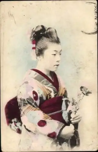 Ak Japanerin in Volkstracht, Portrait, Blume