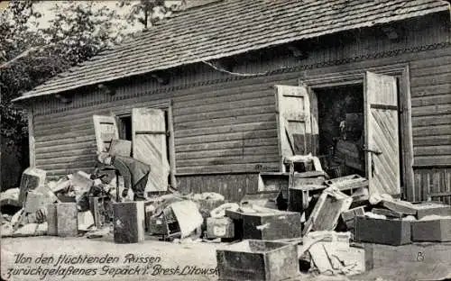 Ak Brest Litowsk Weißrussland, Von den flüchtenden Russen zurückgelassenes Gepäck