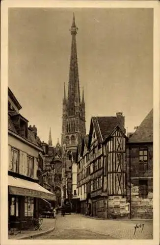 Ak Rouen Seine Maritime, Vieilles Maison, fleche de la Cathedrale