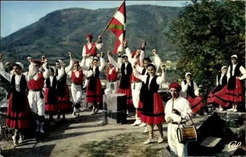 Ak Saint Jean Pied de Port Pyrénées Atlantiques, Tänzer in baskischen Trachten