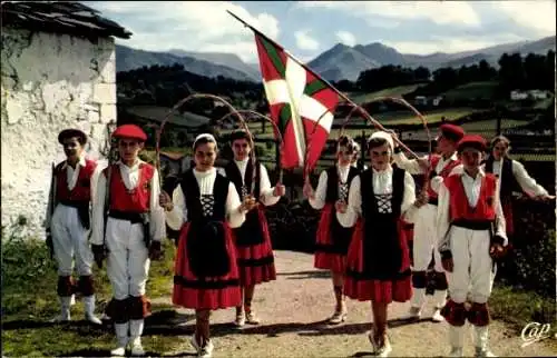 Ak Saint Jean Pied de Port Pyrénées Atlantiques, Tänzer in baskischen Trachten