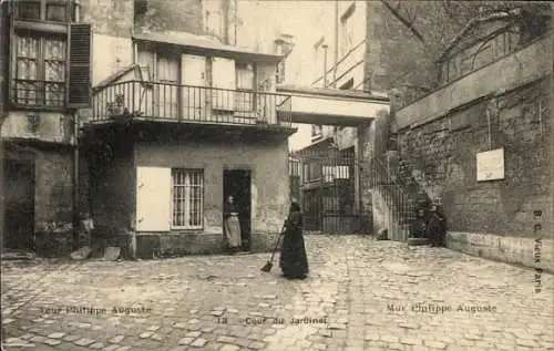 Ak Paris VI., Cour du Jardinet, Frau mit Besen, Tour Philippe Auguste