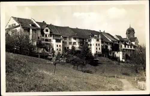 Foto Ak Grüningen Kanton Zürich, Wohnhäuser, Straße