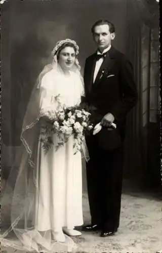 Foto Ak Pieszyce Peterswaldau Schlesien, Brautpaar, Frau im Hochzeitskleid, Mann im Anzug, Portrait