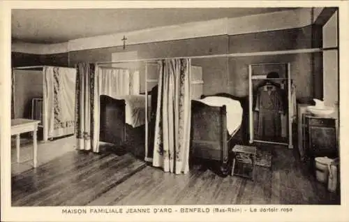 Ak Benfeld Elsass Bas Rhin, Maison Familiale Jeanne d'Arc, rosa Schlafsaal