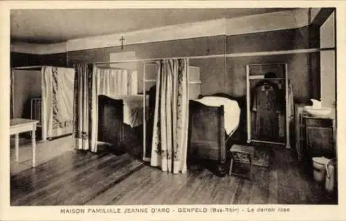 Ak Benfeld Elsass Bas Rhin, Maison Familiale Jeanne d'Arc, rosa Schlafsaal