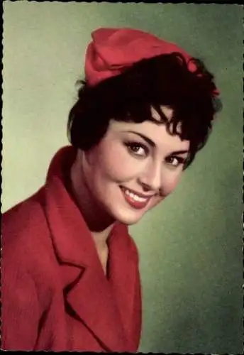 Ak Schauspielerin Elma Karlowa, Portrait, Rotes Kleid, Mütze