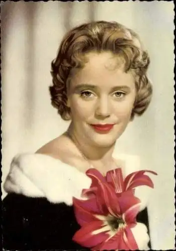 Ak Schauspielerin Maria Schell, Portrait, Lilien