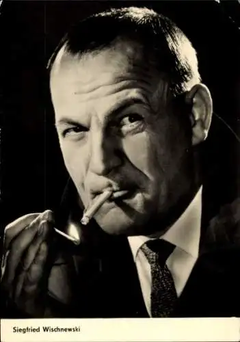 Ak Schauspieler Siegfried Wischniewski, Portrait, Zigarette