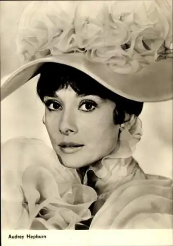 Ak Schauspielerin Audrey Hepburn, My Fair Lady, Hut, Perlenohrringe, Portrait