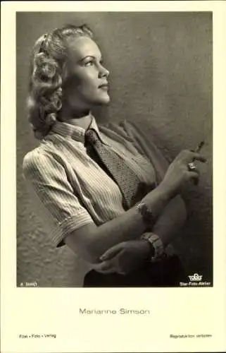 Ak Schauspielerin Marianne Simson, Portrait mit Zigarette, Autogramm