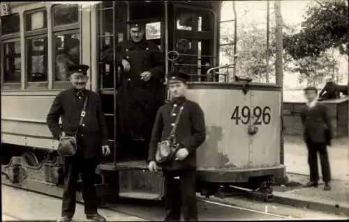 Foto Ak Berlin, Straßenbahn Wagen 4926, Schaffner