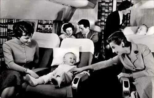 Ak Lufthansa Kundendienst in der Lockheed Super G Constellation, Innenansicht, Passagiere,Stewardess