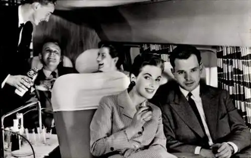 Ak Lufthansa Kundendienst in der Lockheed Super G Constellation, Innenansicht, Passagiere,Stewardess
