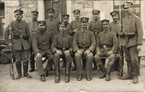 Foto Ak Deutsche Soldaten in Uniformen, Gewehr, Kaiserzeit