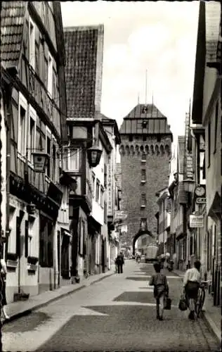 Ak Linz am Rhein im Kreis Neuwied, Strassenansicht Neustraße, Passanten, Restauration, Heinz Bauer