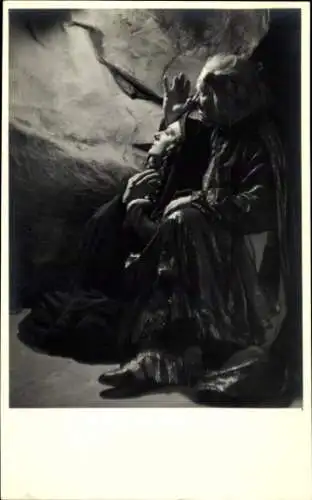 Foto Ak Schauspieler Paul Wegener, Schauspielerin Maria Eis, Bühnenszene Gott über Göttern