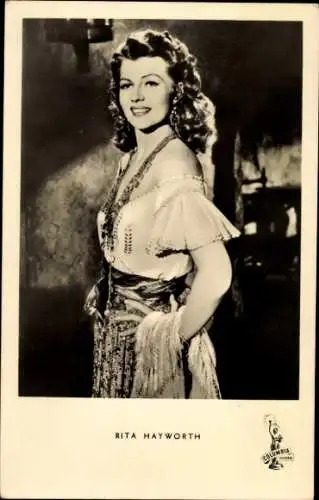 Ak Schauspielerin Rita Hayworth, Portrait in Tracht