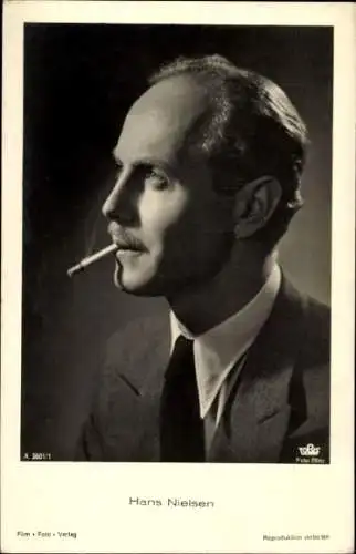 Ak Schauspieler Hans Nielsen, Portrait im Profil, Zigarette