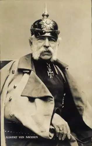 Ak König Albert von Sachsen, Sitzportrait, Uniform, Mantel, Pickelhaube
