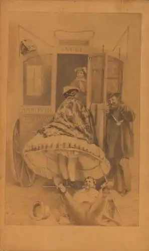 Künstler Ak London, Dame im Reifrock steigt in Pferdeomnibus, Mann schaut unter den Rock