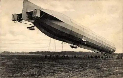 Ak Zeppelin Luftschiff Viktoria Luise über dem Landefeld, Halteseile