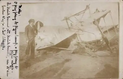 Foto Ak Deutsche Soldaten vor einem abgeschossenen Flugzeug, 1. WK