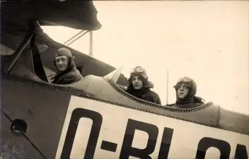 Foto Ak Pilot und Passagiere in einem Flugzeug