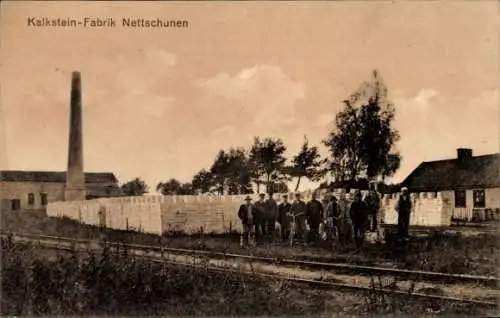 Ak Nettschunen Ostpreußen, Kalkstein-Fabrik, Arbeiter, Bahnstrecke