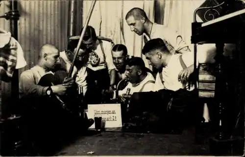 Foto Ak Deutsche Soldaten in Uniformen, Soldatenleben