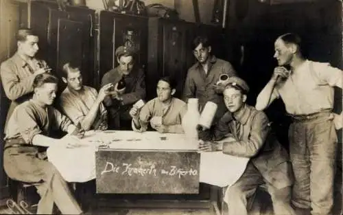 Foto Ak Deutsche Soldaten in Uniformen beim Kartenspiel