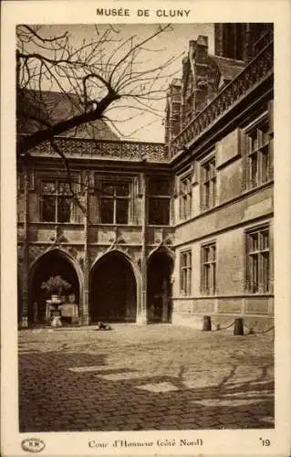 Ak Cluny Saône-et-Loire, Musee, Cour d'Honneur, cote Nord