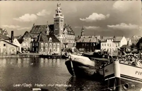 Ak Leer in Ostfriesland, Hafen, Rathaus, Schiff Pirola