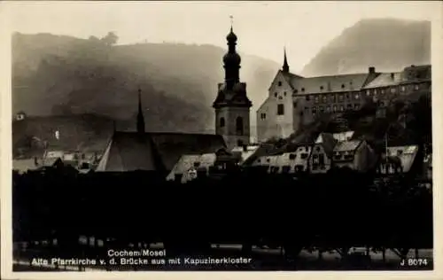 Ak Cochem an der Mosel, Alte Pfarrkirche von der Brücke aus, Kapuzinerkloster