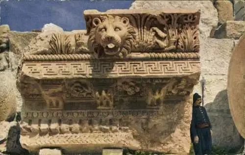 Ak Baalbek Libanon, Teil des Gesimses der Kolonnade des Jupitertempels