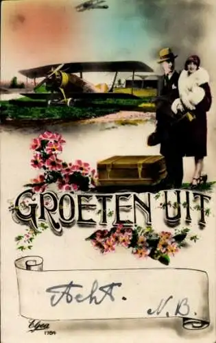 Ak Reisende mit Koffer auf einem Flughafen, Flugzeug