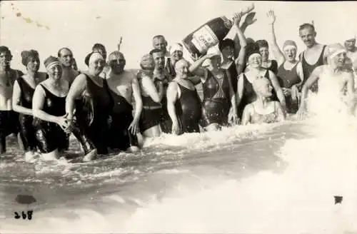 Foto Ak Gruppe in Badekleidung im Wasser, Sektflasche