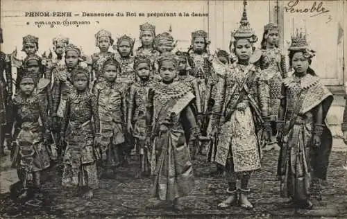 Ak Phnom Penh Kambodscha, Tänzer des Königs bei der Vorbereitung auf den Tanz, Tänzerinnen