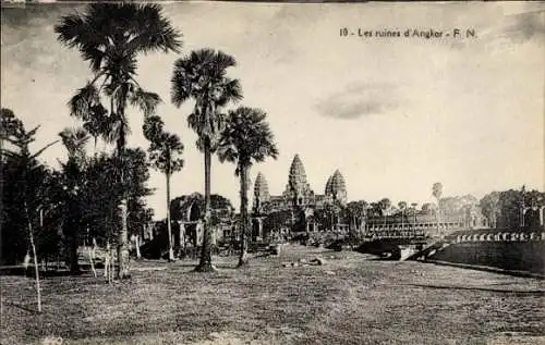 Ak Angkor Wat Kambodscha, Die Ruinen von Angkor, Blick auf einen Tempel, Palmen