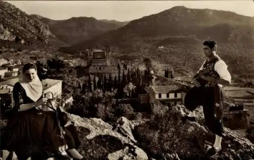 Ak Valldemosa Mallorca Balearische Inseln, Pareja tipica y vista parcial