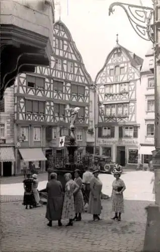 Ak Bernkastel an der Mosel, Fachwerkhäuser, Apotheke, Passanten