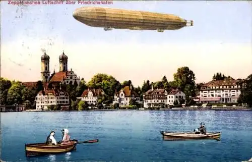Ak Friedrichshafen am Bodensee, Zeppelin über dem See, Stadt, Bootspartie