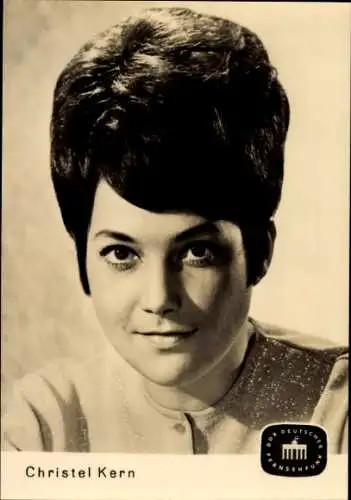 Ak Schauspielerin, Ansagerin Christel Kern, Portrait, DDR Deutscher Fernsehfunk, Steckfrisur