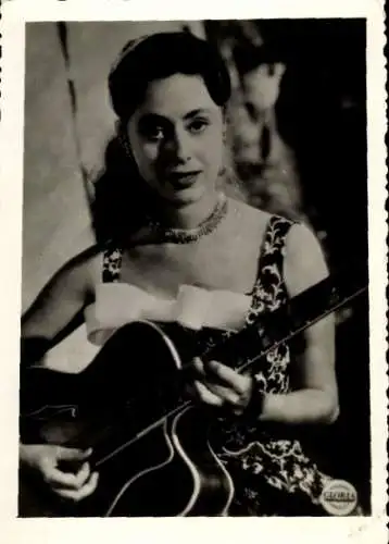 Ak Schauspielerin und Sängerin Caterina Valente, Portrait, Gitarre
